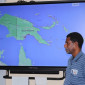 Pastor Krou und Landkarte von Papua-Neuguinea